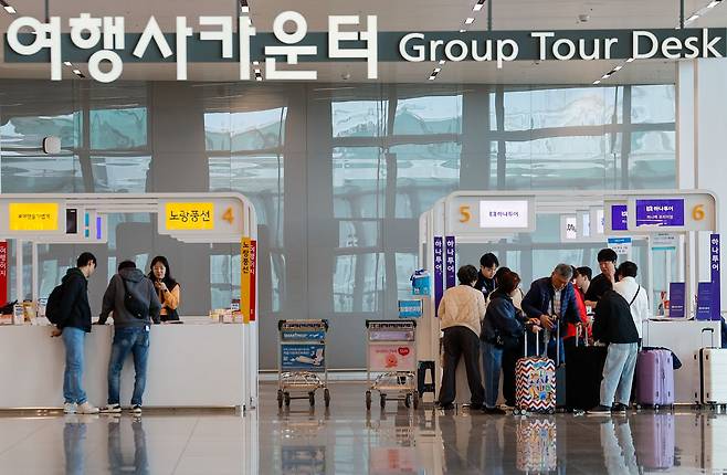 8일 인천국제공항 2터미널 여행사 카운터에서 여행객들이 안내를 받고 있다. 중동 상황이 격화하면서 국내 주요 여행사들이 중동 여행 상품은 물론 중동을 경유하는 여행상품에 대해서도 취소 수수료 없이 전액 환불을 진행하기로 했다. 뉴스1