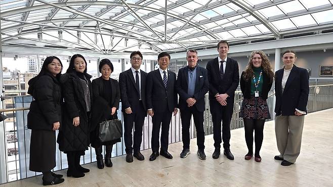 송상근 부산항만공사 사장(왼쪽 다섯째)이 노르웨이 트롬쇠 시청을 방문해 군나르 빌헬름센(Gunnar Wilhelmsen) 시장(오른쪽 넷째)과 기념촬영을 하고 있다.