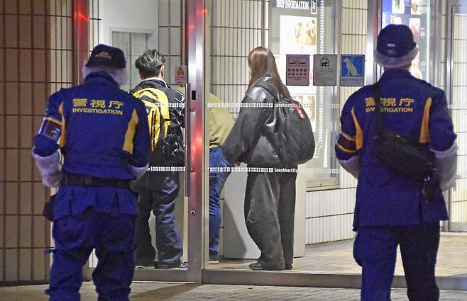 일본 경찰이 26일(현지시간) 도쿄 이케부쿠로 선샤인시티 내 포켓몬센터에서 발생한 살인사전 조사를 위해 현장으로 이동하고 있다. 교도통신ㆍ로이터=연합뉴스