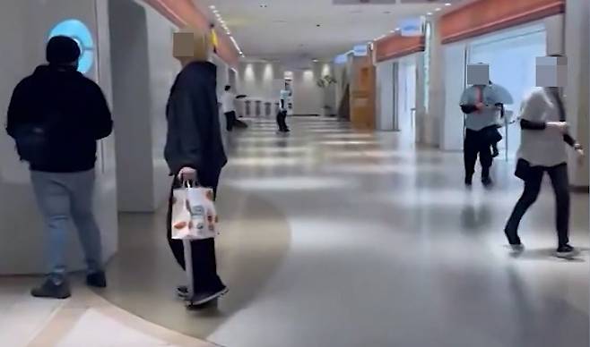 지난 26일 20대 여성이 스토킹 남성이 휘두른 흉기에 사망한 사건이 발생한 도쿄 이케부쿠로 포켓몬센터 당시 현장 장면. 직원들이 황급히 도망치고있다. 사진 엑스 캡처