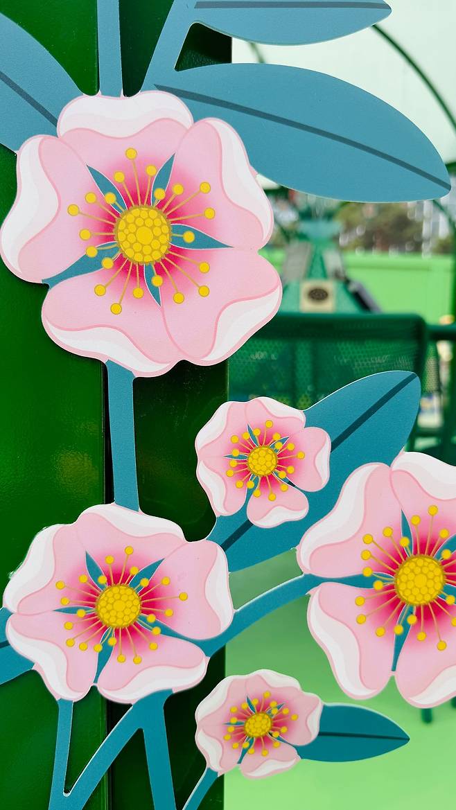 스프링 이즈 블루밍에 설치된 샬롯 가스토의 일러스트 꽃, 환상적인 색채와 실루엣의 꽃은 이곳을 동화 같은 공간으로 만들었다. 윤경희 기자