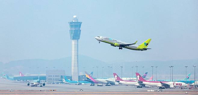 지난 16일 인천국제공항 계류장에서 항공기가 이륙하고 있다. 사진=뉴스1