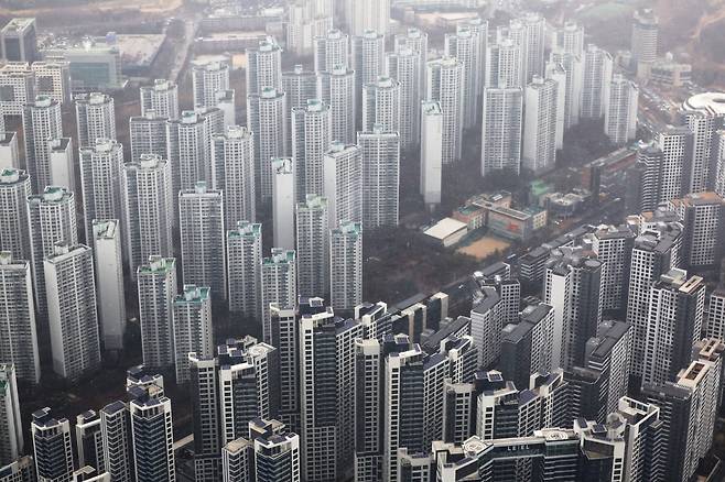 서울 송파구 롯데월드타워 서울스카이에서 아파트 단지가 보이고 있다. 사진=뉴스1