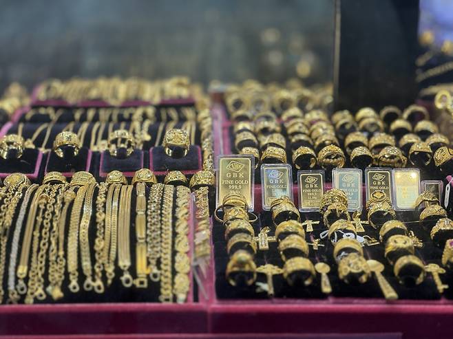 종로 귀금속상가에서 판매 중인 귀금속. 임성영 기자.