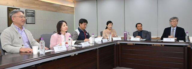 지난 25일 서울 여의도 국민일보에서 각계 전문가들이 인공지능(AI)과 일자리의 미래를 주제로 논의하고 있다. 왼쪽부터 이장혁 고려대 경영대 교수(알리고AI 대표), 김지희 한국과학기술원(KAIST) 기술경영학부 교수, 전호일 민주노총 대변인, 유재연 국가인공지능전략위원회 사회분과장, 최병호 고려대 휴먼인스파이어드 AI연구원 교수, 이재열 서울대 사회학과 교수. 김지훈 기자