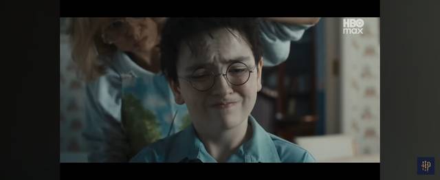 해리가 호그와트에 입학하기 전, 사촌 더들리 집에서 더부살이하던 시절의 모습. 페투니아 이모가 해리의 머리카락을 가위로 막무가내로 자르며 학대를 저지르고 있다. HBO맥스.