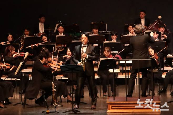 27일 영화의전당 하늘연극장에서 열린 부산CBS교향악단과 함께하는 CBS콘서트 '출항-Voyage to the New World'에서 색소포니스트 서영교가 연주하고 있다. 설유정PD