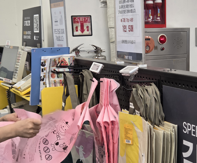 대형마트에서 종량제 봉투를 구매하는 손님.