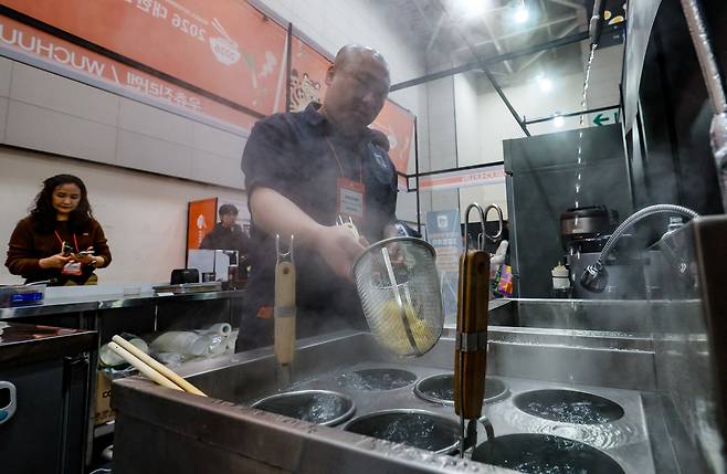 27일 인천 연수구 송도컨벤시아에서 열린 ‘2026 대한민국 라면박람회’에서 관계자가 라면을 만들고 있다.