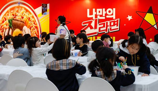 27일 인천 연수구 송도컨벤시아에서 열린 ‘2026 대한민국 라면박람회’에서 어린이들이 나만의 라면 만들기 체험을 하고 있다.