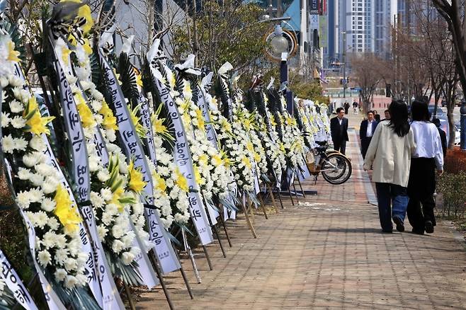 26일 전남 순천시 왕지동 광주지방법원 순천지원 앞에 친모의 학대로 숨진 생후 4개월 ‘해든이’를 추모하는 화환이 늘어서 있다. 2026.3.26 연합뉴스