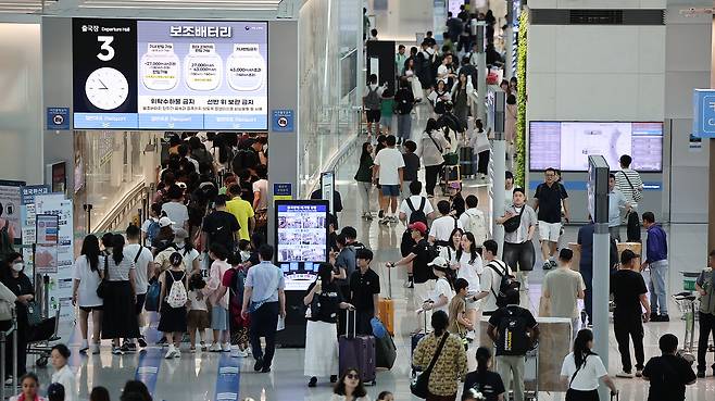 인천국제공항 1터미널 출국장이 해외여행을 떠나는 여행객들로 북적이고 있다. 뉴스1