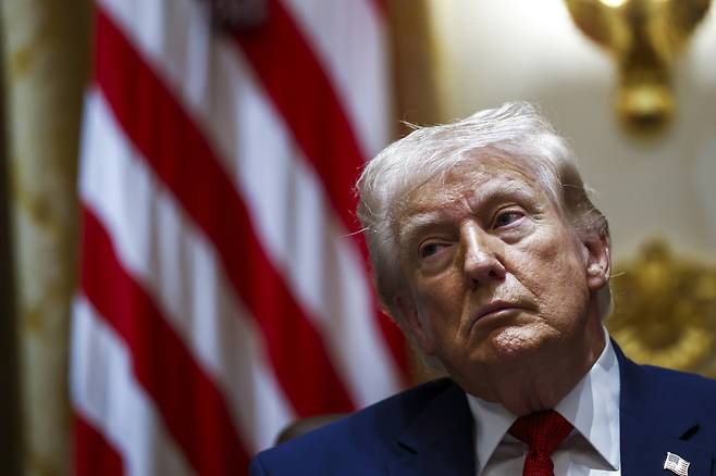 도널드 트럼프 미국 대통령이 26일(현지 시간) 워싱턴DC 백악관에서 열린 내각회의에 참석해 생각에 잠겨 있다. EPA연합뉴스