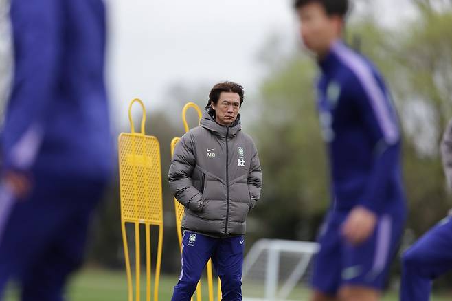 축구국가대표팀 홍명보 감독이 24일(한국시간) 영국 MK돈스 훈련장에서 대표팀이 훈련하는 모습을 바라보고 있다. 사진제공|대한축구협회