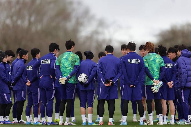 축구국가대표팀 선수들이 25일(한국시간) 영국 MK돈스 훈련장서 훈련을 앞두고 한데 모여 이야기를 나누고 있다. 사진제공|대한축구협회