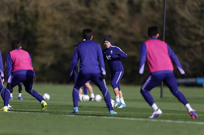 이강인 등 축구대표팀 선수들이 코트디부아르전을 앞두고 영국 밀턴킨스의 MK돈스 훈련장에서 패스 훈련을 하고 있다. 사진제공|대한축구협회