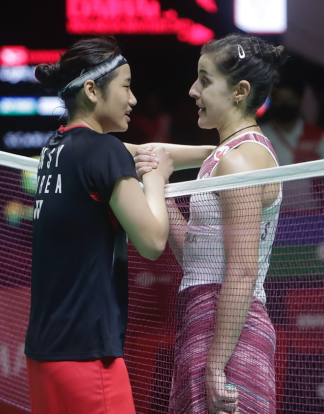 안세영이 2023년 인도네시아 마스터스 결승에서 마린을 꺾은 뒤 대화를 나누고 있다.EPA연합뉴스