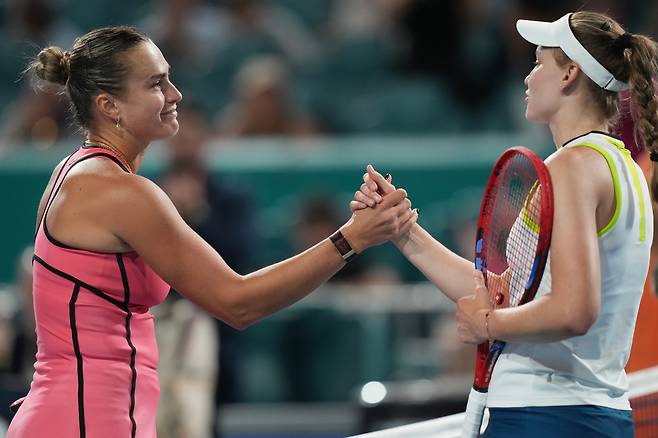 아리나 사발렌카가 27일 미국 플로리다주 마이애미에서 열린 엘레나 리바키나와 마이애미오픈 단식 4강에서 승리한 뒤 리바키나와 악수하고 있다. 마이애미 | AP연합뉴스
