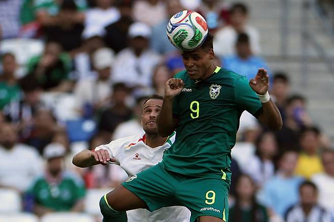 엔조가 27일 멕시코 과달루페의 BBVA 스타디움에서 열린 수리남과 2026 국제축구연맹 북중미 월드컵 대륙 간 플레이오프 B조 준결승에서 헤딩하고 있다. 과달루페 | AFP연합뉴스