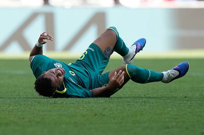 엔조가 27일 멕시코 과달루페의 BBVA 스타디움에서 열린 수리남과 2026 국제축구연맹 북중미 월드컵 대륙 간 플레이오프 B조 준결승에서 그라운드에 나뒹굴고 있다. 과달루페 | AP연합뉴스