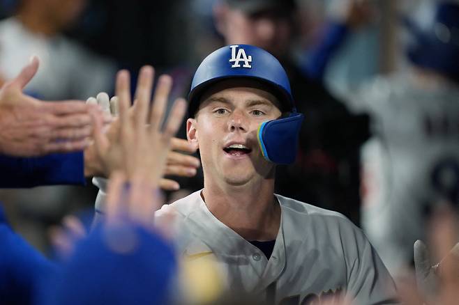 윌 스미스가 27일 미국 캘리포니아주 로스앤젤레스의 다저스타디움에서 열린 애리조나 다이아몬드백스와 2026 메이저리그 정규리그 홈경기에서 7회말 투런홈런을 친 뒤 더그아웃으로 돌아와 동료들의 축하를 받고 있다. 로스앤젤레스 | Imagn Images연합뉴스