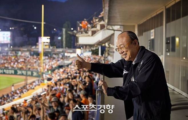김승연 한화그룹 회장이 대전 한화생명볼파크를 찾아 팀을 응원하고 있다. 한화이글스 제공