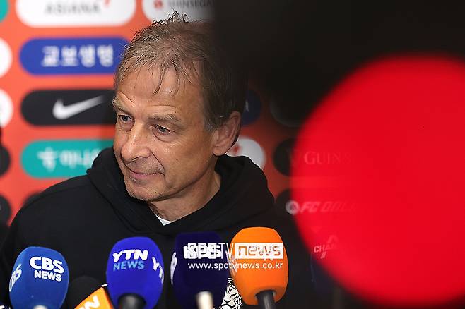 ▲ 클린스만은 “월드컵을 위해 멕시코를 찾을 한국 대표팀의 경기를 지켜보는 것이 기대된다”고 말했다. 이어 한국 선수들의 잠재력과 국제 경쟁력에 대해서도 긍정적인 평가를 내놓았다. 다만 이런 회상은 한국 축구 팬들이 기억하는 그의 재임 시절 모습과는 적지 않은 온도 차를 느끼게 한다. ⓒ곽혜미 기자