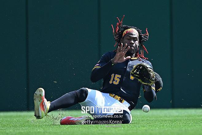 ▲ 시즌 첫 경기부터 두 차례 뜬공 타구를 잡아내지 못해 폴 스킨스와 팀의 경기를 망친 오닐 크루스