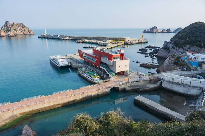 홍도 1구에는 60여 곳의 숙박시설이 들어서 있다