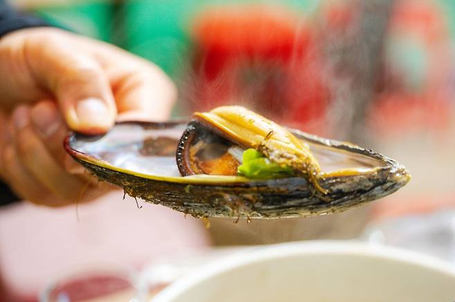 손바닥만 한 토종 홍합은 쫄깃한 식감에 맛도 그만이다