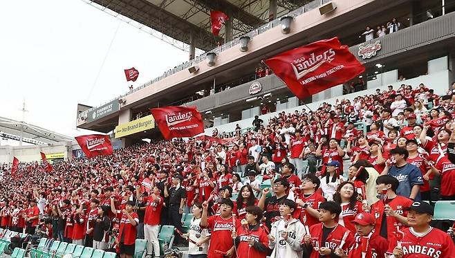 인천 SSG랜더스필드가 만원 관중으로 가득 차 있다.