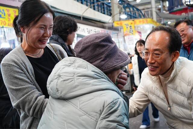 국민의힘 대구시장 예비후보인 추경호 국민의힘 의원이 지난 21일 대구 서문시장에서 흰색 점퍼를 입고 유세에 나선 모습. 추경호 의원 페이스북 캡처.