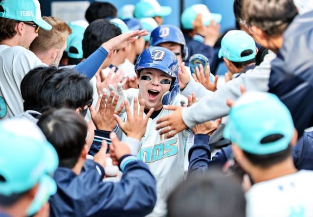 NC 다이노스 박건우가 28일 오후 창원NC파크에서 열린 두산 베어스와의 2026 KBO리그 정규시즌 개막전서 3점 홈런을 친 뒤 동료들과 기뻐하고 있다./NC 다이노스/