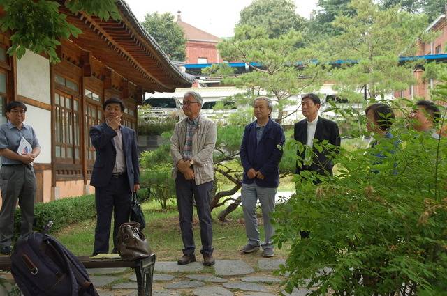 왼쪽 두 번째로부터 김찬수 박사, 박상진 교수, 정홍규 신부, 조환길 대주교(현 천주교대구대교구장), 김명주 과장.