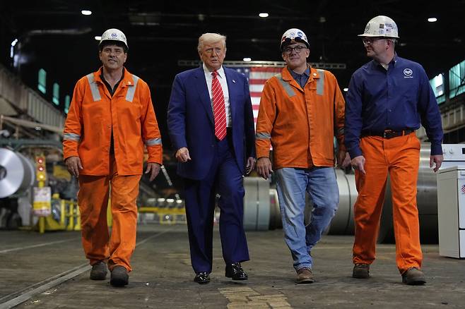 도널드 트럼프(왼쪽 2번째) 미국 대통령이 지난해 5월 30일 펜실베이니아주 웨스트 미플린에 있는 US스틸 몬밸리 웍스-어빈 공장을 둘러보며 노동자들과 함께 걷고 있다. (웨스트 미플린(미국)/AP뉴시스)