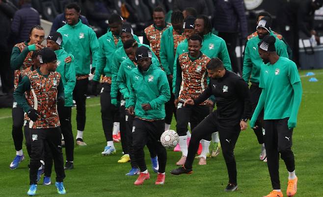 한국과의 경기를 앞둔 코트디부아르 축구대표팀 선수들이 27일(현지시간) 경기가 열릴 영국 밀턴킨스 스타디움 MK에서 공식 훈련을 하고 있다. 사진=연합뉴스