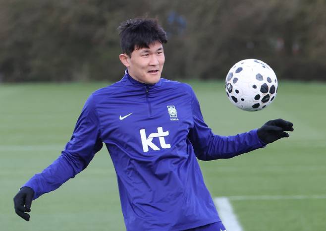 코트디부아르전을 앞둔 한국 축구 국가대표팀의 김민재가 25일(현지시간) 영국 런던 북서쪽 밀턴킨스 MK돈스 훈련장에서 훈련하고 있다. 사진=연합뉴스