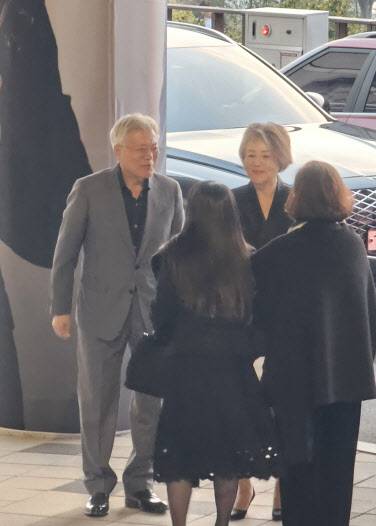 문재인 전 대통령과 김정숙 여사가 27일 경남 통영국제음악당을 방문해 개막 공연을 관람했다. (사진=독자 제공)