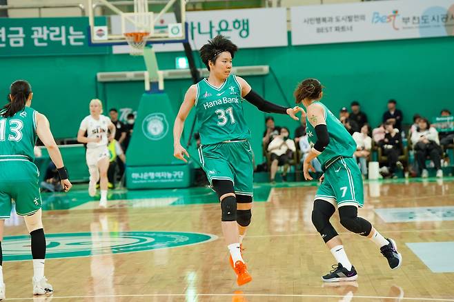 여자농구 부천 하나은행이 부산 BNK를 꺾고 우승경쟁을 이어갔다.(WKBL 제공)