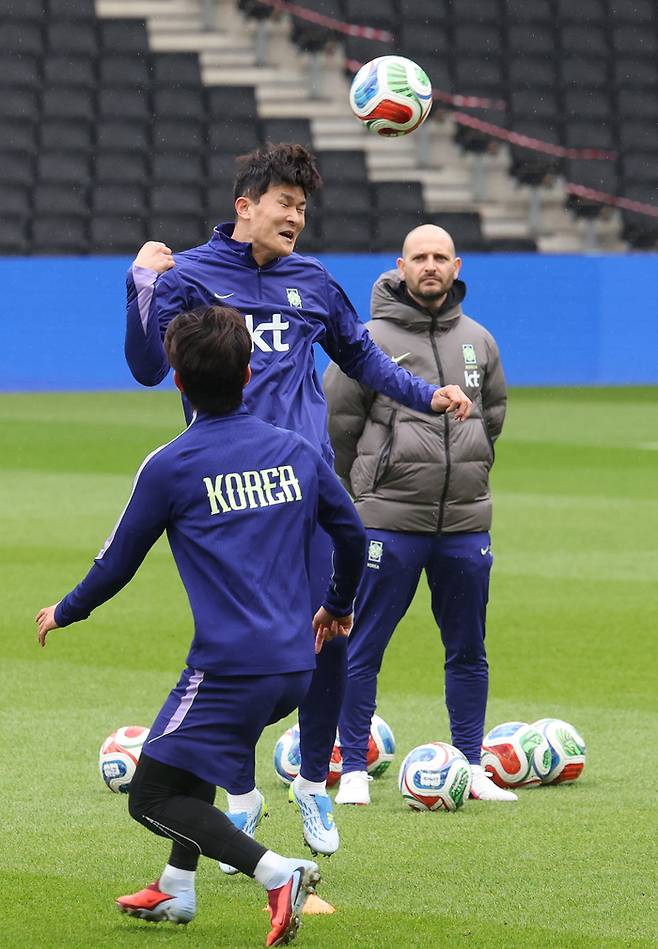 코트디부아르전을 하루 앞둔 한국 축구 국가대표팀 김민재가 훈련하고 있다. 사진 | 밀턴 케인즈=연합뉴스