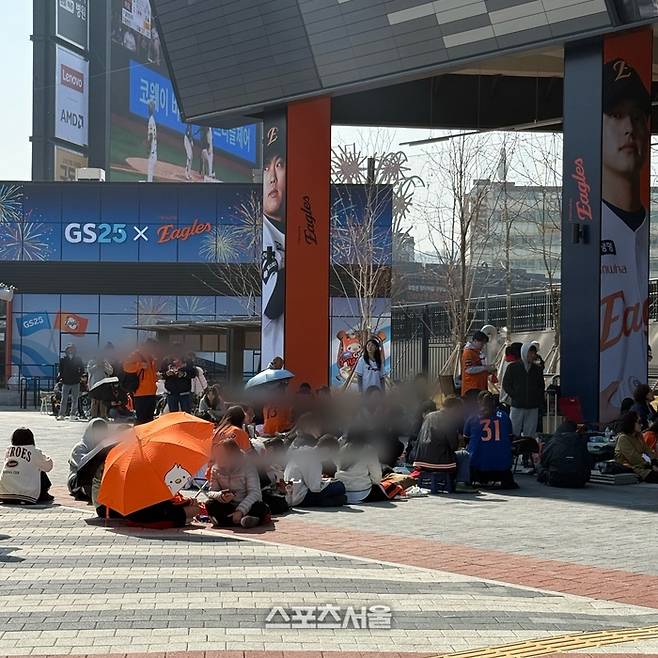 볼파크 앞에 많은 팬이 취소표를 기다리고 있는 모습. 대전 | 박연준 기자 duswns0628@sportsseoul.com