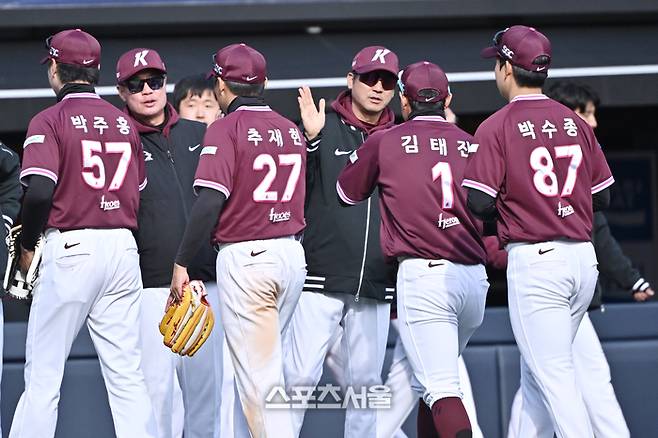 키움 설종진 감독(가운데)이 19일 수원 KT위즈파크에서 열린 KT와 시범경기에서 11-4로 승리한 뒤 선수들과 하이파이브를 나누고 있다. 수원 | 박진업 기자 upandup@sportsseoul.com