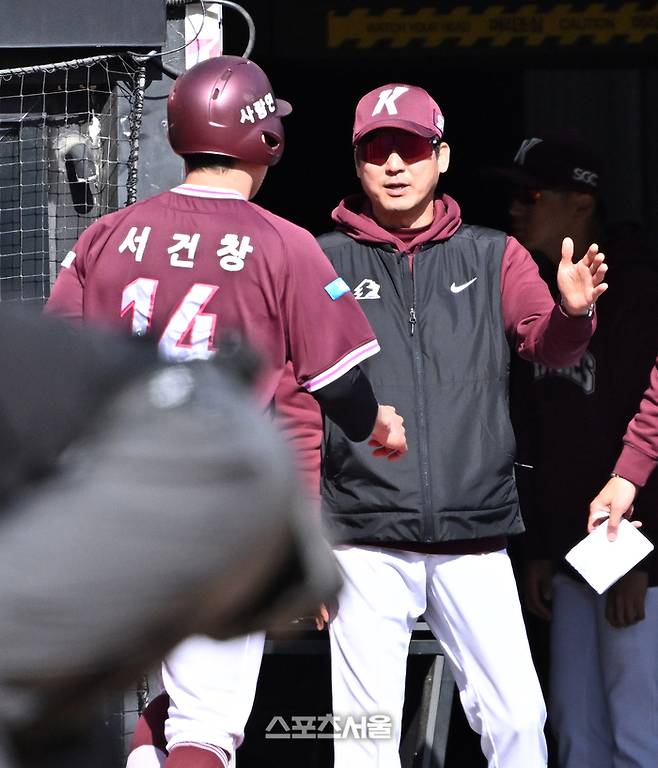 키움 설종진 감독이 19일 수원 KT위즈파크에서 열린 KT와의 시범경기 8회초 무사 2-3루 상황에서 추재현의 2타점 적시타에 득점을 한 서거창과 하이파이브를 나누고 있다. 2026. 3. 19. 수원 | 박진업 기자 upandup@sportsseoul.com