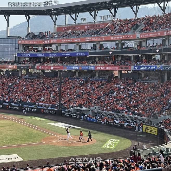 한화 팬들이 만원관중을 이룬 모습. 대전 | 박연준 기자 duswns0628@sportsseoul.com
