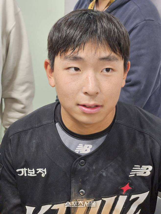 KT 이강민이 28일 서울 잠실구장에서 열린 2026 KBO리그 정규시즌 LG와 개막전 승리 후 취재진 인터뷰에 응하고 있다. 잠실 | 강윤식 기자 skywalker@sportsseoul.com