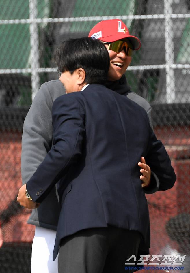 개막을 앞두고 걱정 많던 SSG 이숭용 감독이 정민철 해설위원과 포옹을 나누며 미소 짓고 있다. 인천=박재만 기자