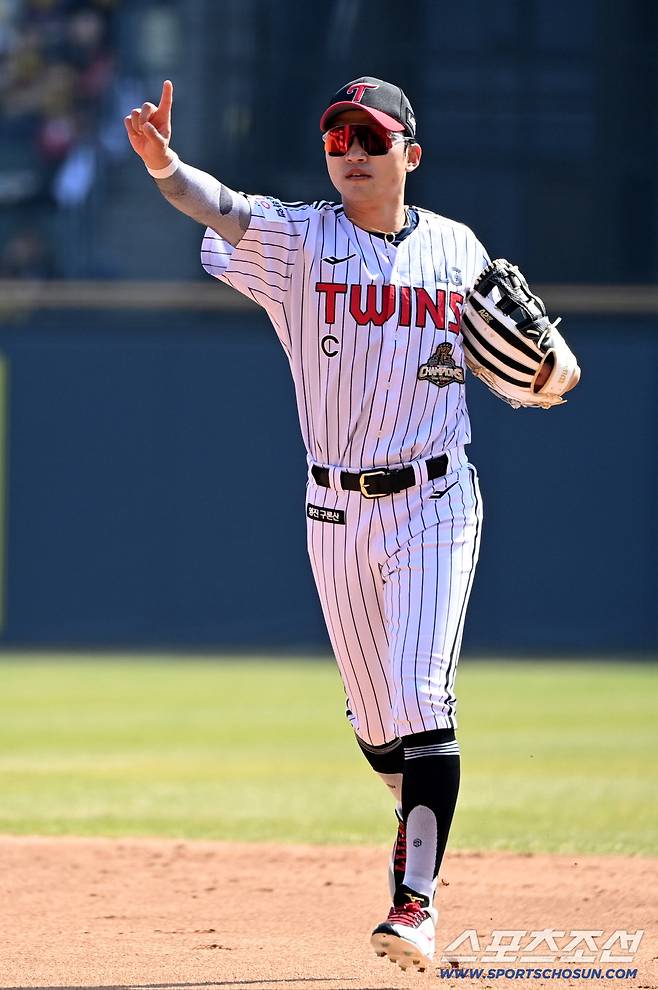 28일 잠실야구장에서 열린 KT와 LG의 개막전. 2회초 1사 1,3루 KT 류현인의 중견수 플라이때 1루주자 힐리어드가 1루로 귀루하지 못해 포스아웃됐다. 박해민이 더블아웃을 잡아낸 뒤 더그아웃으로 향하고 있다. 잠실=허상욱 기자wook@sportschosun.com/2026.03.28/