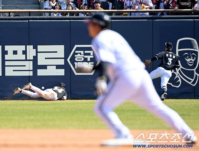 28일 잠실야구장에서 열린 KT와 LG의 개막전. 3회말 1사 만루 KT 좌익수 힐리어드가 LG 박동원의 타구를 잡자 못하고 있다. 잠실=허상욱 기자wook@sportschosun.com/2026.03.28/