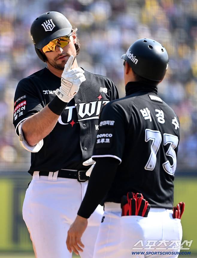 28일 잠실야구장에서 열린 KT와 LG의 개막전. 2회초 1사 1루 KT 힐리어드가 안타를 치고 기쁨을 나누고 있다. 잠실=허상욱 기자wook@sportschosun.com/2026.03.28/
