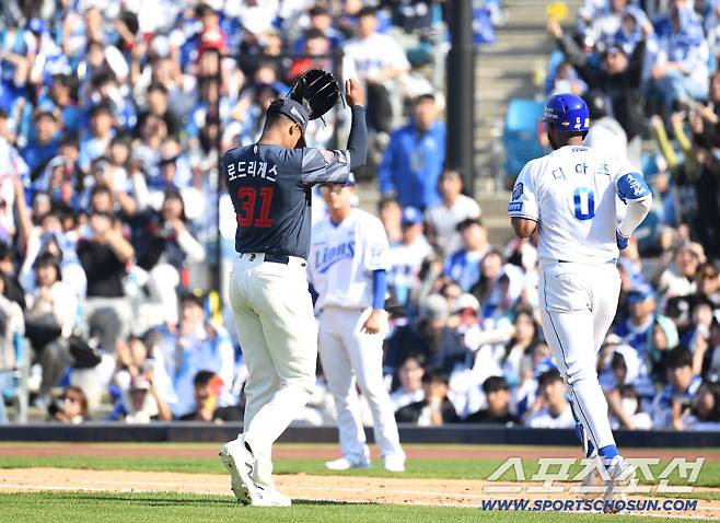 28일 대구 삼성라이온즈파크에서 열리는 삼성과 롯데의 개막전 경기. 5회 투구를 마치고 마운드를 내려가는 롯데 로드리게스. 대구=송정헌 기자songs@sportschosun.com/2026.03.28/